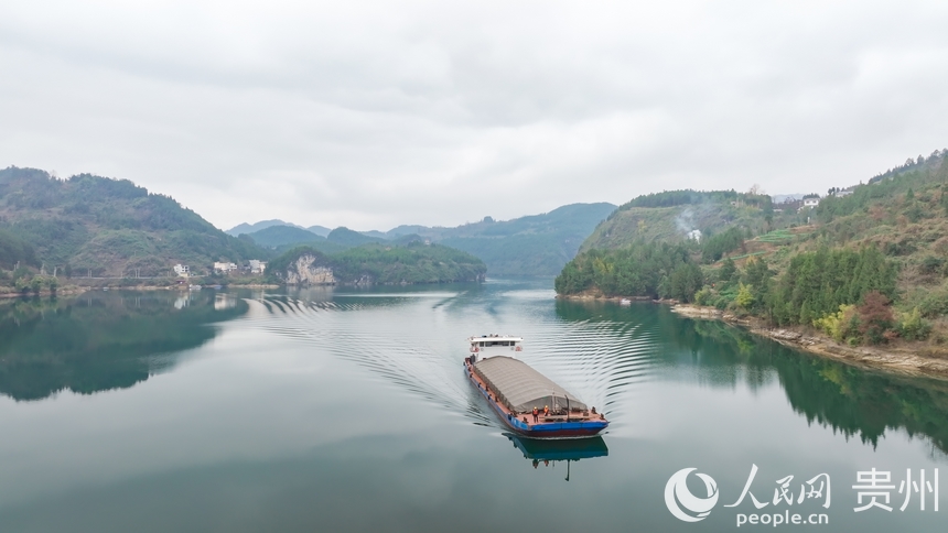 在烏江上航行的航電657號貨船。人民網記者 涂敏攝