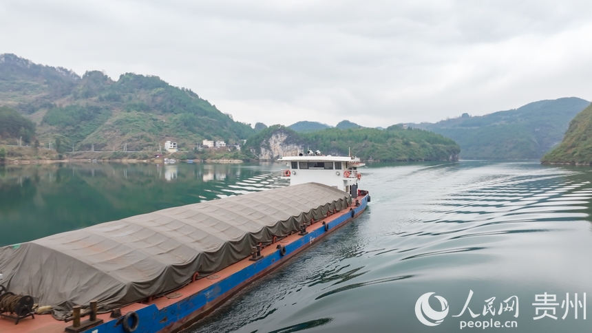 在烏江上航行的航電657號貨船。人民網記者 涂敏攝