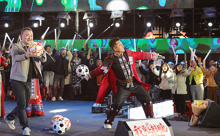 7 圖為主持人與觀眾互動，現場送務川生產的足球。 圖片由務川融媒體中心提供