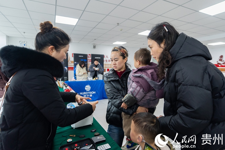 活動現場的助聽器、人工耳蝸清洗、保養服務。人民網記者 涂敏攝