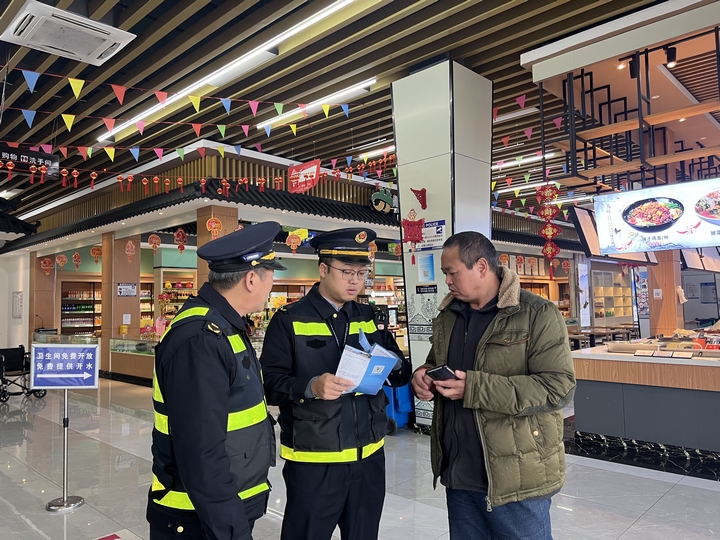 2025年2月24日 S36玉盤高速施秉服務區下行 執法人員向貨車司機宣傳《條例》 七支隊五大隊(楊杰) (1).jpg