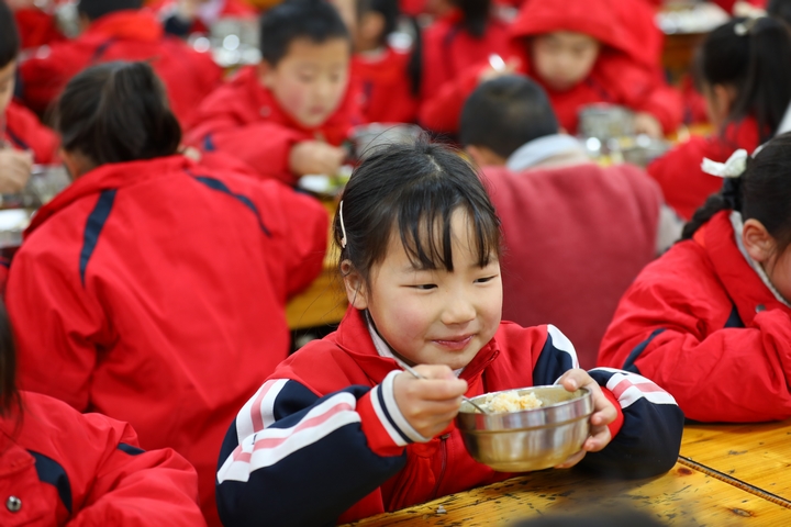 劍河縣城關第五小學學生正在吃午餐。（楊菊梅攝） (3).JPG