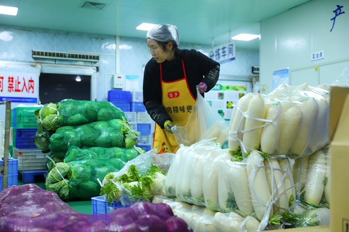 劍河縣糧食購銷有限公司放心糧油配送中心工作人員正在分揀蔬菜。（楊菊梅攝） (3).jpg