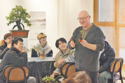 白熊（右一）正在上盆景課。