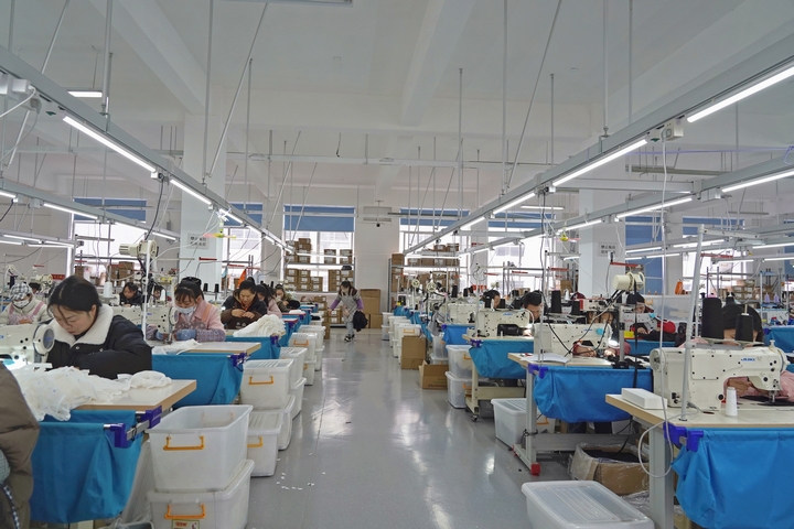 2025年2月25日，位于貴州省畢節市納雍縣工業園區的貴州博澤服裝有限公司生產車間，工人在趕訂單。 楊  英 攝.jpg