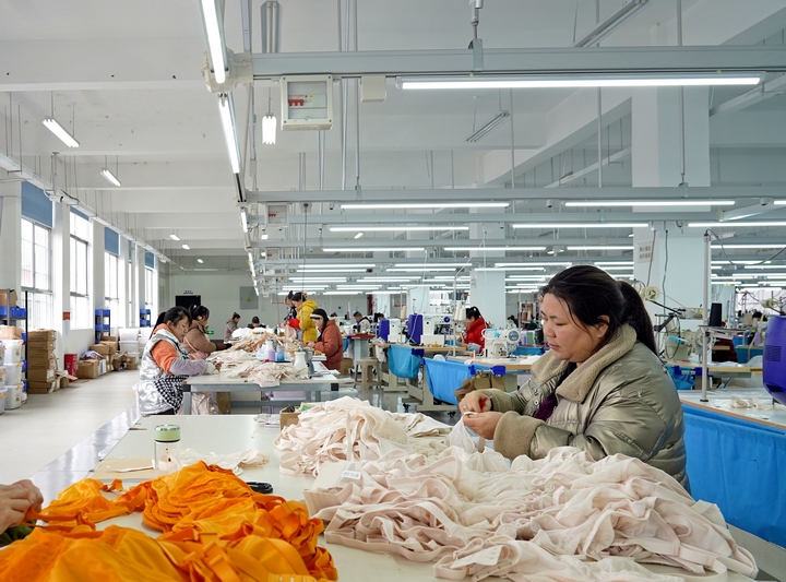 2025年2月25日，位于貴州省畢節市納雍縣工業園區的貴州博澤服裝有限公司生產車間，工人在趕訂單。 楊英   攝.jpg