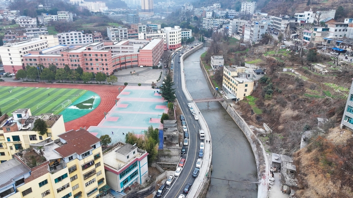 新鋪設的碧水蘭亭至二中路段。陳春志  攝.jpg