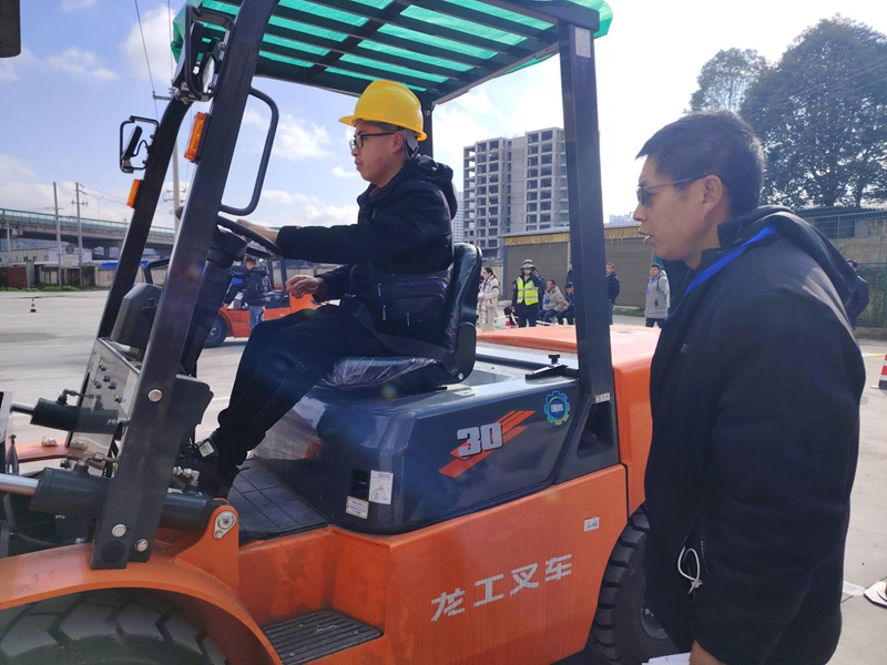 技能培訓出“實招” 現學拿證就業穩.jpg