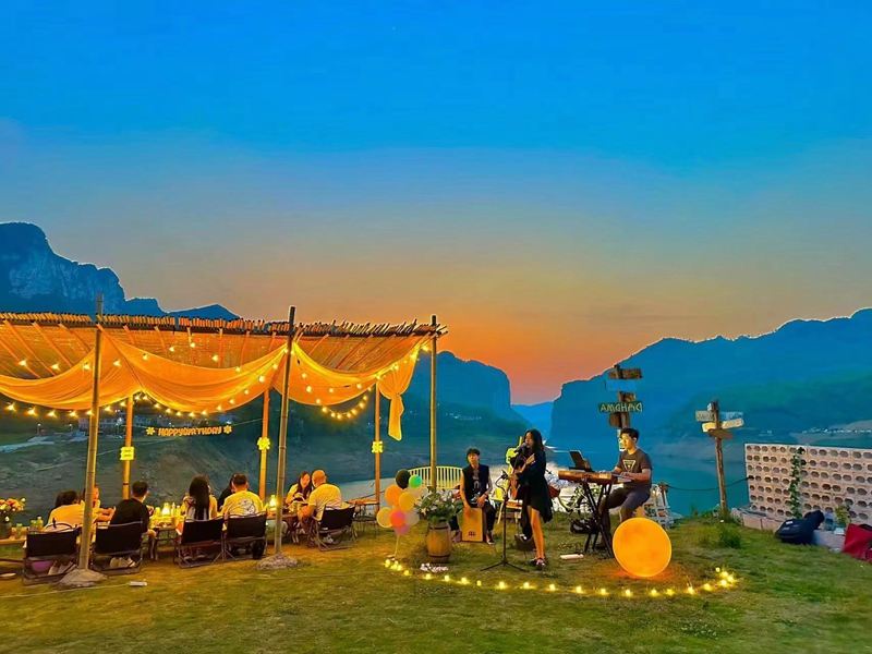 8露營基地的音樂派對。