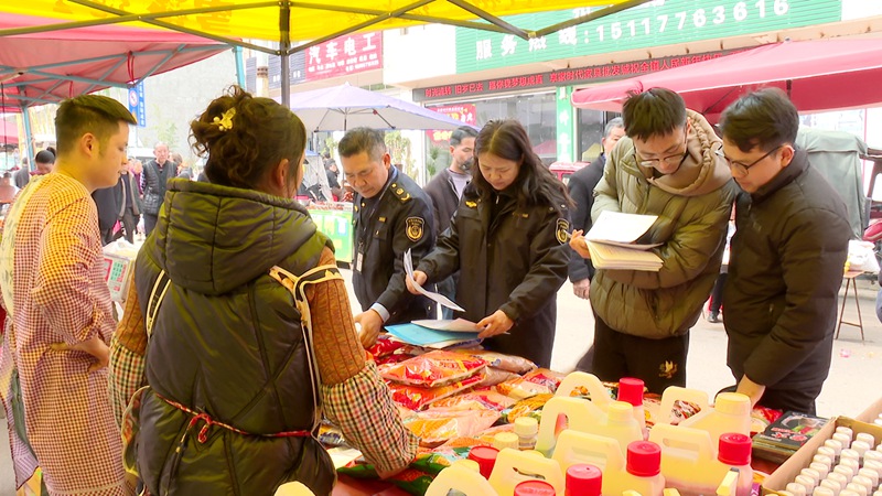 圖為普定縣農業農村局到馬場鎮開展2025年農資專項整治。