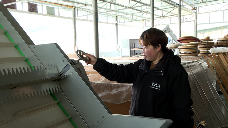 工作人員檢修設施設備。