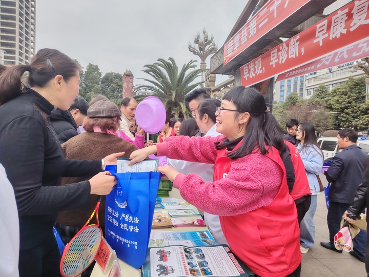 赫章縣開展全國愛耳日宣傳教育活動 劉虹艷 攝5.jpg