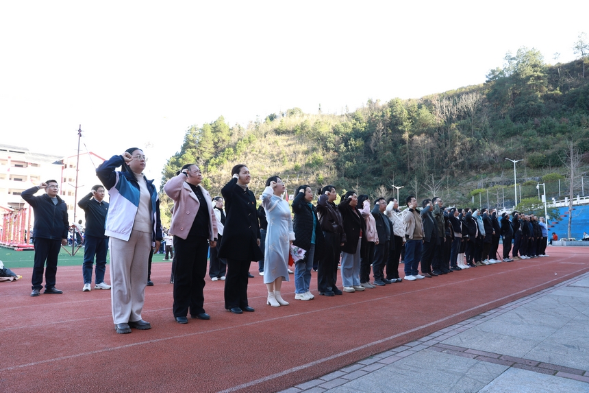 教師們正在宣誓。潘文攝