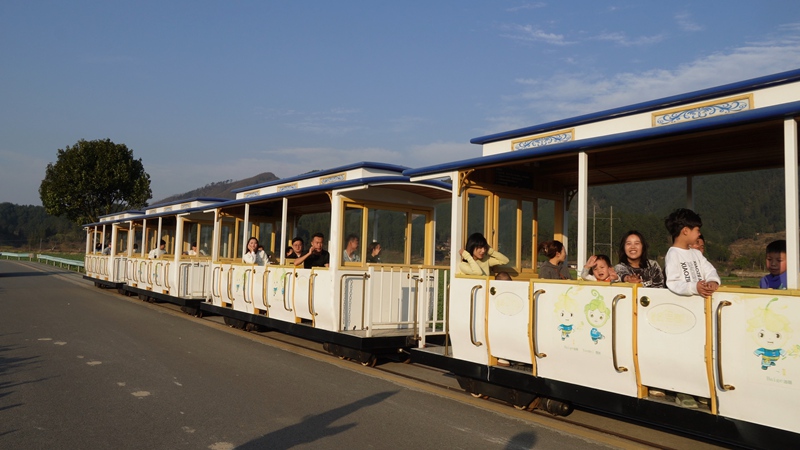 游客乘坐景區小火車。