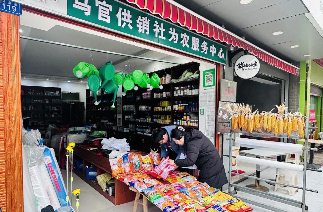 圖為對農資安全進行檢查。