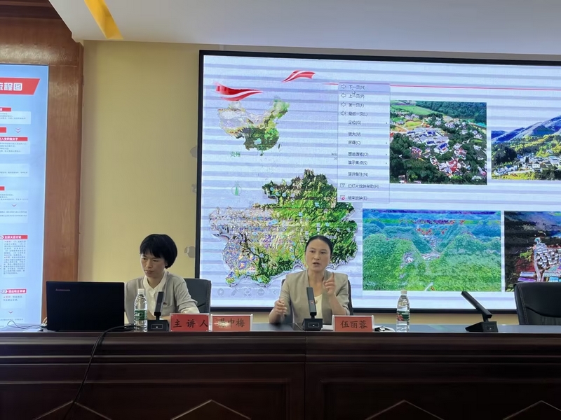 市級重點宣講隊伍（易中梅、伍麗蓉）到西秀高中宣講。