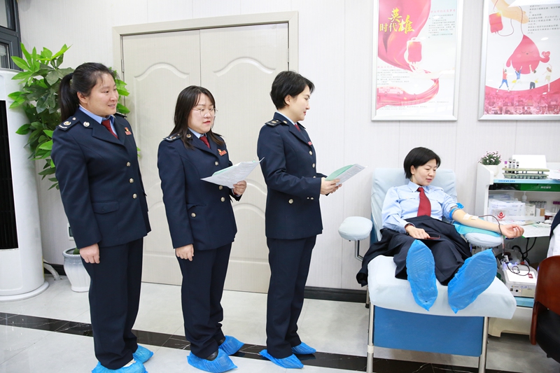 黔東南州稅務局干部排隊參加無償獻血。