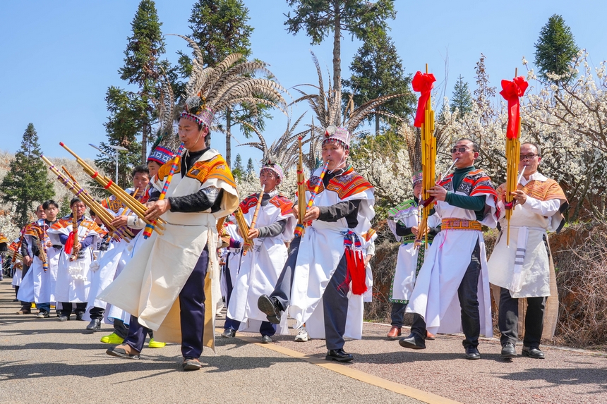 民族同胞在厙東關鄉觀光步道巡游表演。