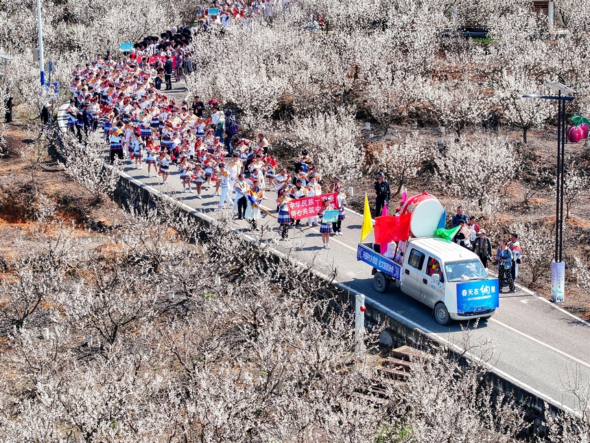 民族同胞在厙東關鄉觀光步道巡游表演。