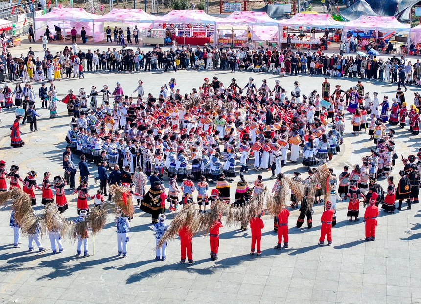 民族同胞在厙東關鄉游客服務中心巡游表演。