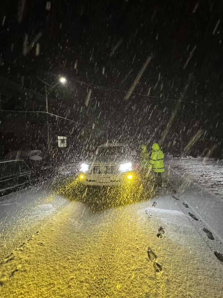 民警提醒過往車輛減速慢行、保持車距。 
