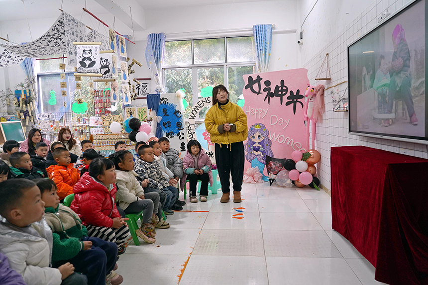2025年3月6日，貴州省畢節市納雍縣龍場鎮中心幼兒園“溫情三八·感恩有您”活動現場，老師在給孩子及家長講解三八婦女節的來歷。 楊英 攝