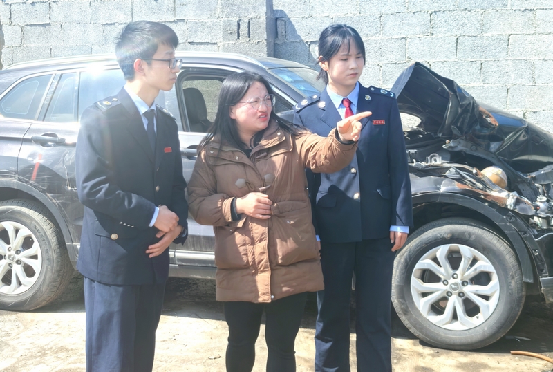 稅務人員在威寧縣永萬廢舊汽車回收有限公司走訪調研廢舊汽車回收情況。