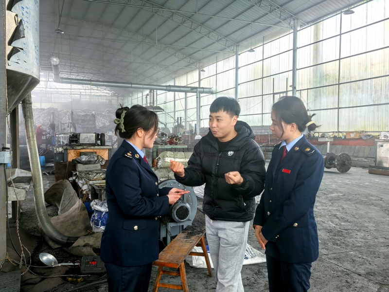 稅務人員在貴州容乾新能源有限公司走訪調研廢舊塑料生產回收情況。