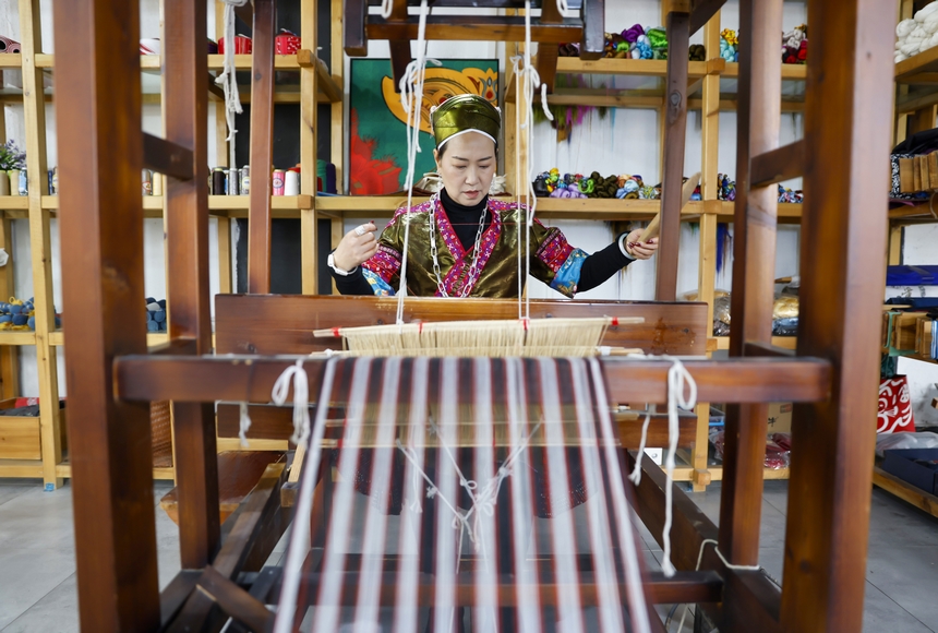 龍祿穎在公司手工刺繡車間紡線。