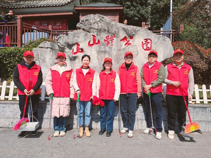 志愿服務活動合影。