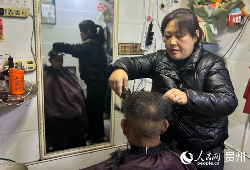 楊翠云為顧客理發。人民網記者 高華攝