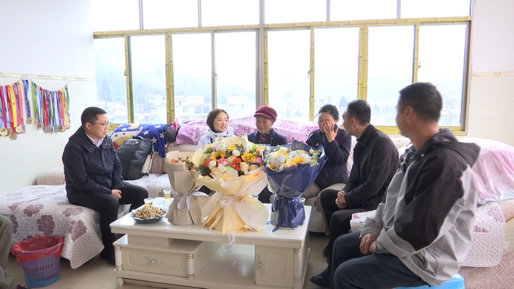 亞冬會冠軍文穎載譽返鄉。