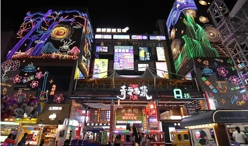 1 市民游客在青云市集內休閑游玩.jpg