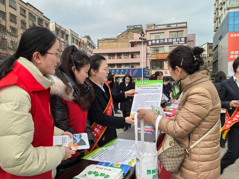 工作人員們向群眾講解電信網絡詐騙相關知識。