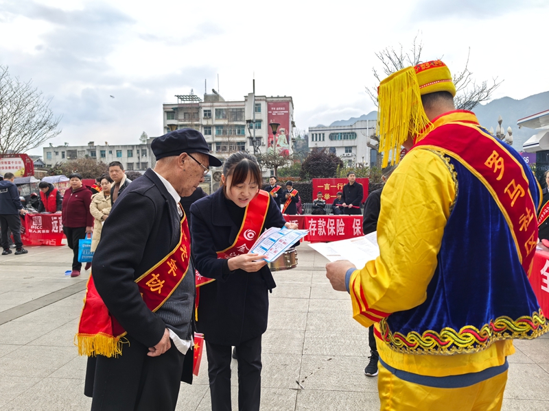 工作人員們向群眾講解電信網絡詐騙相關知識。