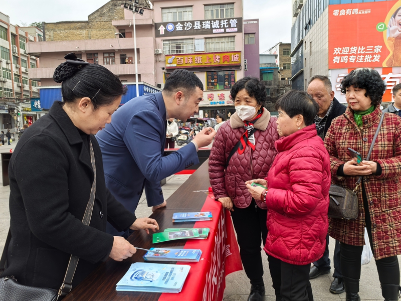 工作人員們向群眾宣傳金融消費者權益知識。