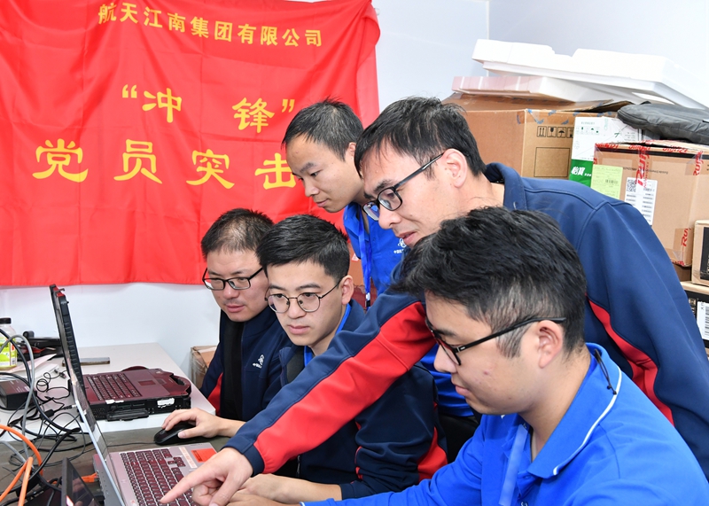 黨員突擊隊集體研討破解難題。（航天十院 供圖）.jpg