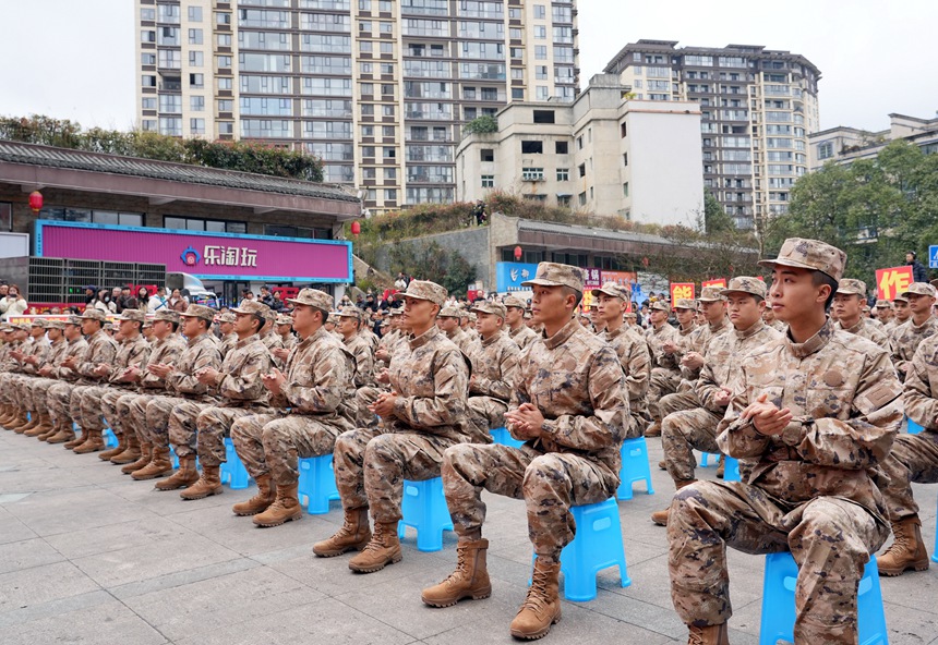2025年3月14日，納雍縣新兵歡送現場，新兵在觀看文藝演出。  楊英 攝