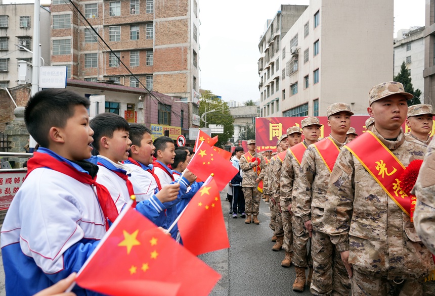 2025年3月14日，納雍縣新兵巡游現場，小學生夾道歡送新兵。 楊英 攝