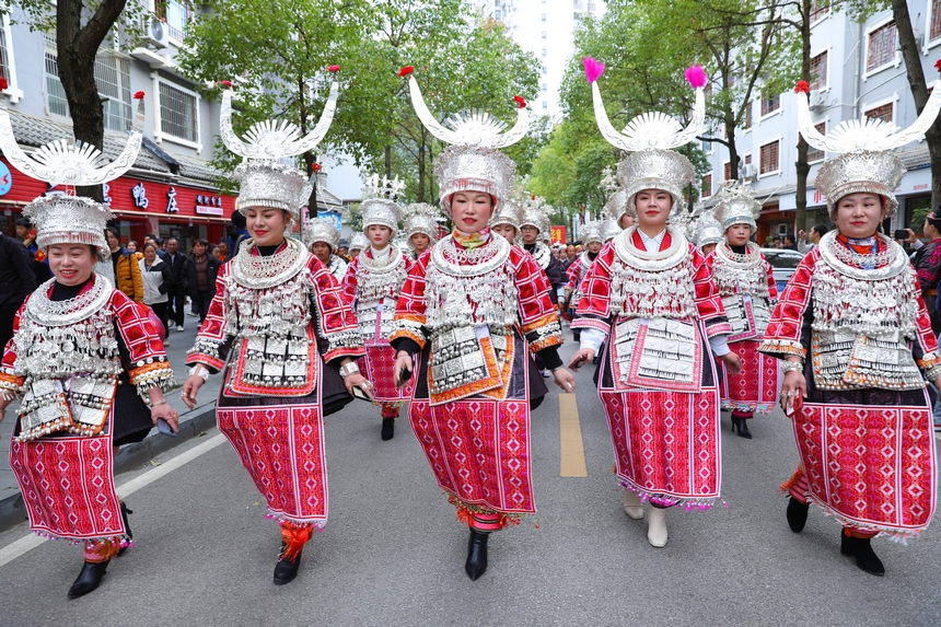 劍河縣群眾身穿盛裝歡送新兵。楊菊梅攝