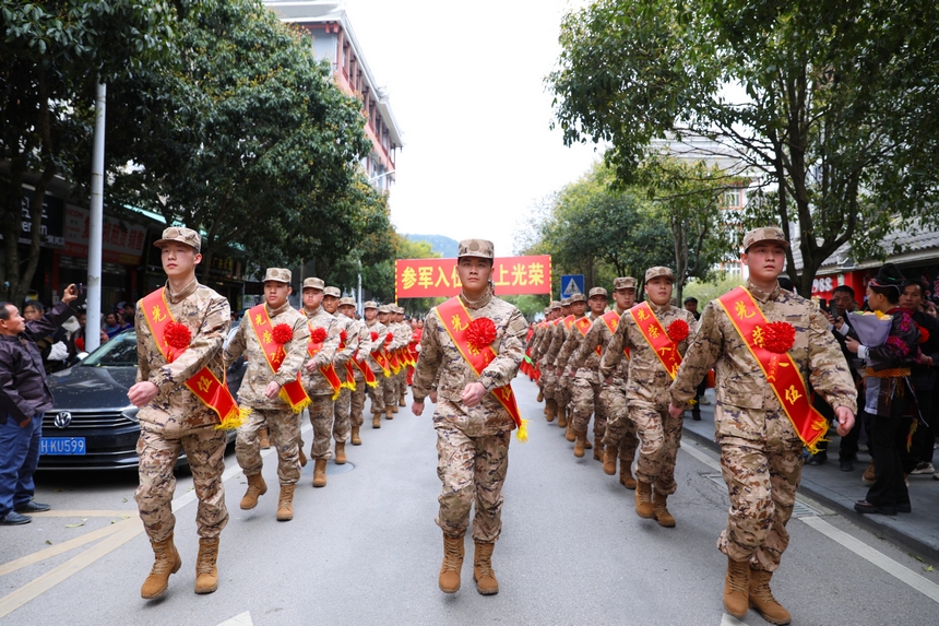 新兵入伍巡游 。楊菊梅攝