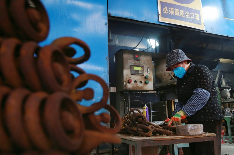 工人在赫章縣力盛鑄造有限公司生產線上忙碌。