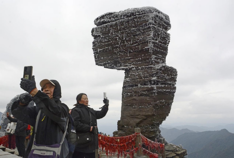 游客在雪后貴州梵凈山“打卡”留念。申逸愷攝