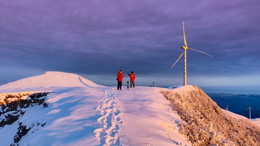 3月19日，攝影愛好者在貴州省畢節市赫章縣阿西里西·韭菜坪景區拍攝雪景日出。廖恩來攝