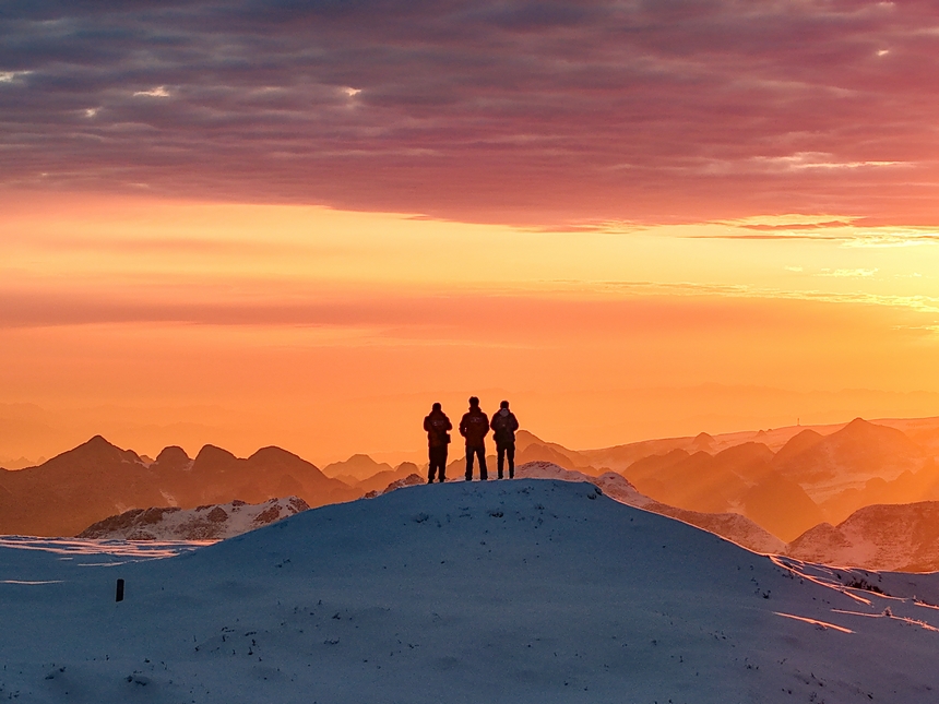 3月19日，攝影愛好者在貴州省畢節市赫章縣阿西里西·韭菜坪景區拍攝雪景日出。廖恩來攝