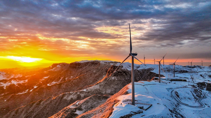 3月19日，在貴州省畢節市赫章縣阿西里西·韭菜坪景區拍攝的雪景日出景觀。張榮升攝