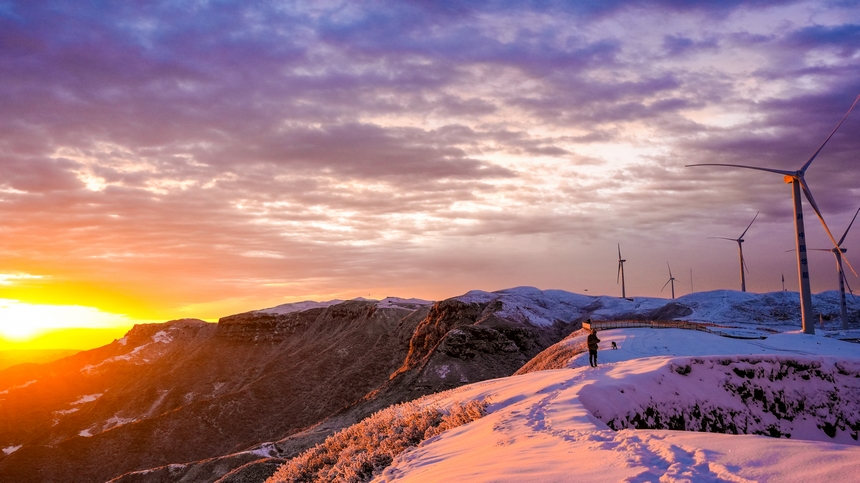 3月19日，在貴州省畢節市赫章縣阿西里西·韭菜坪景區拍攝的雪景日出景觀。張榮升攝