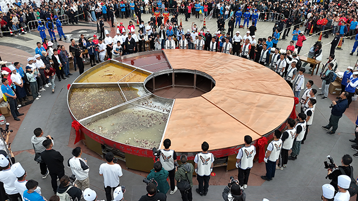 2牛肉湯鍋航拍照片和晚上節目表演航拍圖片。劉雨昕攝