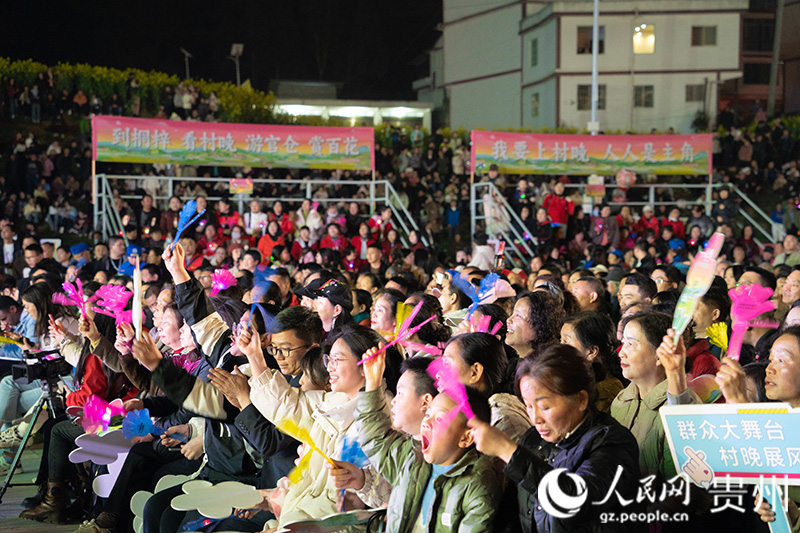 2025年桐梓“村晚”現場。人民網 陽茜攝