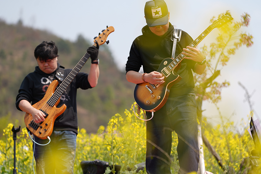 活動現場，貴陽本土樂隊為游客演奏音樂。 王平亮攝